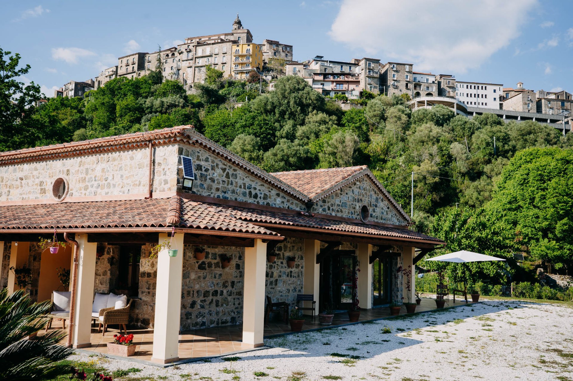 Giardino del Tenuta Le Tre Rose con cipressi e ulivi